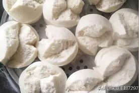 手工馒头乐开花，再加红烧茄子，肉炒洋葱。图片