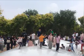 山东滨州：乌央乌央的人！儿童节前夕，这处超大儿童乐园被挤爆！视频封面