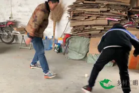 这样的玩具 你小时候玩过吗？小伙讲述玩具自制过程