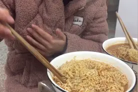 方便面究竟是煮的好吃还是泡的好吃？实践出真知，小胡来给出答案
