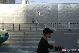 等红灯的女孩，人行路口的生活感悟图片