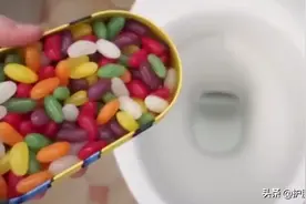 将糖果冷冻会发生什么变化？小哥亲自实验，这也太神奇了！视频封面