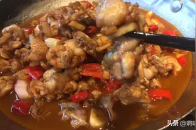 辣辣的口水牛蛙，好吃到流口水。图片