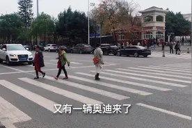 周五贵族学校门口塞满了车 接送孩子 各式各样的豪车 家长压力大视频封面