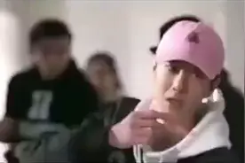 王一博带粉色帽子跳舞太帅了，和周艺轩、李汶翰在一起笑的很开心视频封面