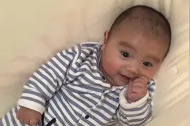 四个月的宝宝在家这样玩秋千，开心的不得了视频封面