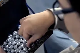 丑男吃下神奇巧克力，瞬间变成了大帅哥，从此走上了人生巅峰视频封面