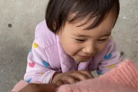 婷婷和婆婆聊天，小优优抱着妈妈大肚皮就亲，以后肯定是个好姐姐视频封面