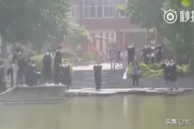 郑大毕业生跳眉湖庆祝毕业，这样的毕业才有仪式感，你觉得他们是视频封面