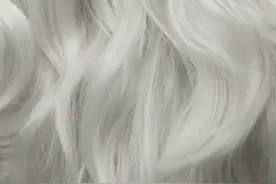 为什么你的头发变灰变白？

头发变灰是老化不可更改的自然过程视频封面