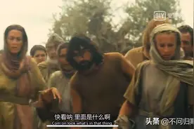 地面出现一个坑大家都来围观，下一秒惨了…