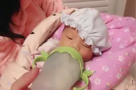 刚出生15天宝宝肚子饿极了，竟然要打人，小表情简直萌化了视频封面