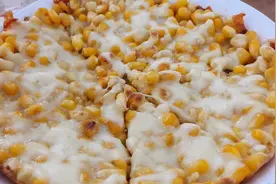 用平底锅就能做的拉丝芝士玉米烙！一口下去软糯香甜太幸福啦！