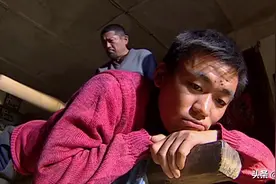 宝宝动作很娴熟，自己搬板凳受打视频封面