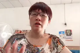 中国中年妇女在阿根廷超市上班，介绍阿币与人民币汇率差哦视频封面