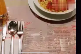 歌曲《心痛》，小女孩吃面，很多人被这个画面感动哭了