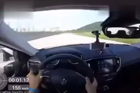 不管开什么车，切记刹车在哪个位置！