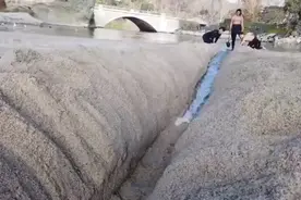 国外小伙在沙滩上挖了个小沟没想到几个小时后变成了一条大河！视频封面