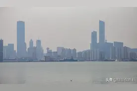 大连港，钻石湾，稀稀拉拉的人群，带着孩子放风，船舶尤其的多！图片