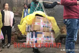 实拍安徽黄山挑山工人，一个担子200斤，挑5个小时，一斤才1块钱视频封面