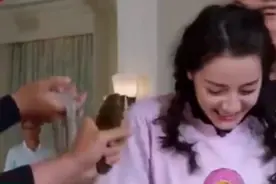 热巴被寄居蟹吓到大叫，鹿晗拿着鲍鱼发呆视频封面