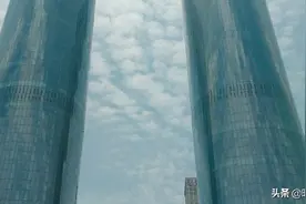 好兄弟如手足，干一杯不相忘。朵朵白云在天边，朗朗乾坤映心间。图片