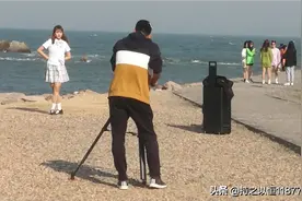 海边上跳舞的姑娘图片