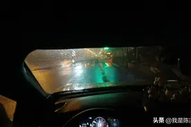 路上没车，小伙难得可以打开爱车的运动模式撒野，开起来太狂躁了视频封面