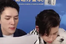 #李佳琦直播间##小鬼和never互动# Never往小鬼衣服里钻，超级有爱的感觉，N姓女明星也太会了吧！今天你了吗[羞嗒嗒]视频封面