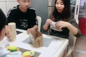 结婚后媳妇第一次送老公礼物，送了什么一家人笑哈哈？视频封面