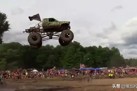 国外疯狂的大脚车越野赛！玩的就是刺激，车轮跑掉了还在猛加油门视频封面