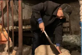 四川德阳：弹了40年棉絮的老师傅，为何要用铡刀铡棉絮？