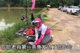 云姐夫妻黑坑首中大标鱼，开心之后连跑三条大鱼，到底是怎么跑的视频封面