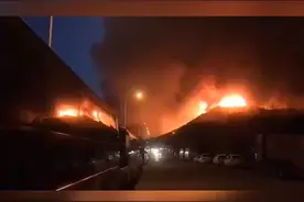 正全力扑救 青岛小珠山山林火情已调动救火人员1600余名视频封面