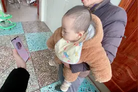 11个月双胞胎宝宝挑战人脸解锁，长相相似，直接解锁手机？视频封面