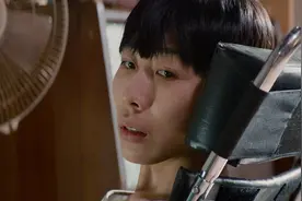 尴贼为瘫痪女换尿不湿，看哭了视频封面