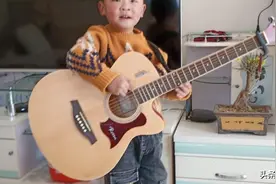 儿子会弹吉他了图片