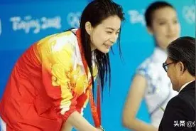 “跳水女王”郭晶晶北奥夺冠后 公公霍震霆为其颁奖尽显优雅视频封面