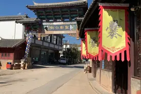 丽江隔壁大理鹤庆有个新华村专门卖银器，价格很实惠！视频封面