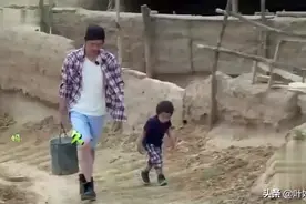 耿乐三岁的儿子乐那多观察力真强！学完水过滤到家先进屋找水瓢！视频封面