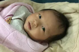 宝宝咿咿呀呀的发岀声音，好像会说话的样子