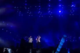 张杰青岛演唱会惊喜连连，小沈阳现身合唱引爆笑！