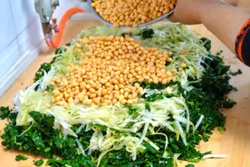 果园里挖的野菜，天天奶奶做特色腌菜，放上煮熟的黄豆，太香了！视频封面