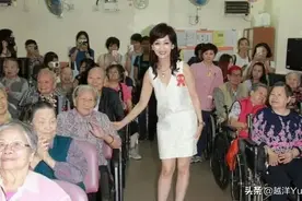 65岁赵雅芝敬老院看望同龄老人，这场面还以为孙女看望奶奶
图片