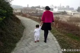 牵着你的手，一步一步走，父母之爱长远图片