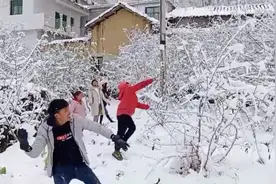 云南昭通大年初一下雪过年大雪纷飞瑞雪兆丰年，你家乡下雪了吗？