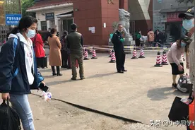 四月7号湖南高三开学了，现在防护措施还是很严格的家长都不让进视频封面
