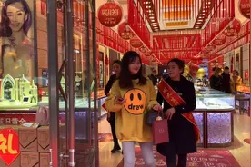 婆婆妈马上满50了，媳妇特意去给她选了一条项链作为生日礼物.视频封面
