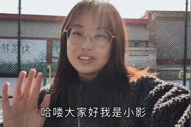 小影带儿子出来遛弯儿看小宝宝在玩着什么东东视频封面