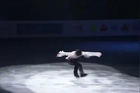 羽生结弦俯身亲吻冰面视频封面